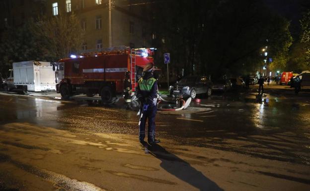 Una dotación de bomberos rusos. /Efe