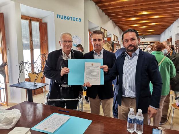 Firma del protocolo de creación de Centro de Documentación sobre Manuel Pacheco. En la foto, Antonio Viudas, Alfonso Macías y Juanma González. / A. L. M.
