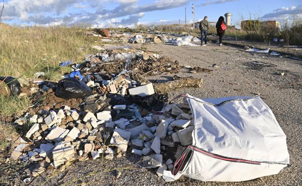 Vertidos ilegales en la antigua entrada a la escombrera. 