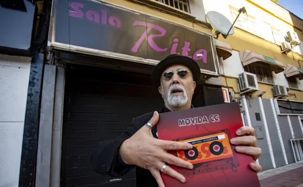 Paco Lobo con el libro 'La movida cacereña' junto a la Sala Rita, en La Madrila. /jorge rey