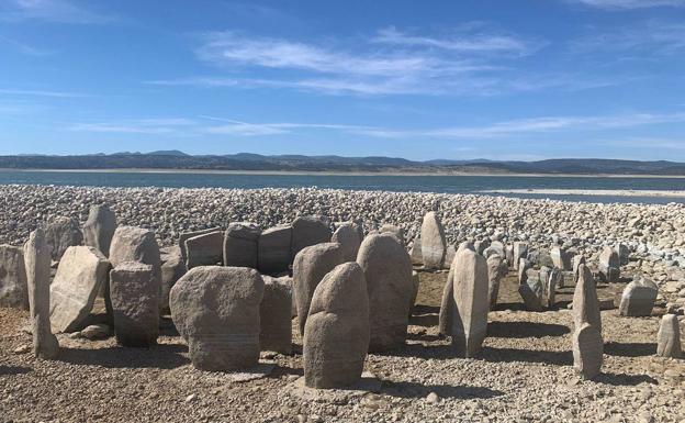 El Dolmen de Guadalperal descubierto desde los bajíos.
