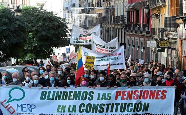 Jubilados se manifiestan para exigir que las pensiones estén protegidas por la Constitución