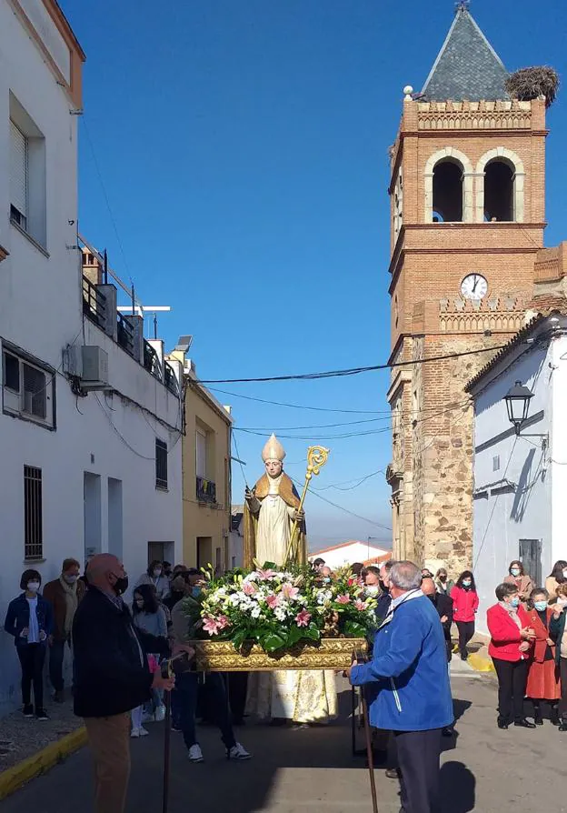 El patrón de La Zarza, San Martín de Tours, sí salió en procesión. / M. ROMERO