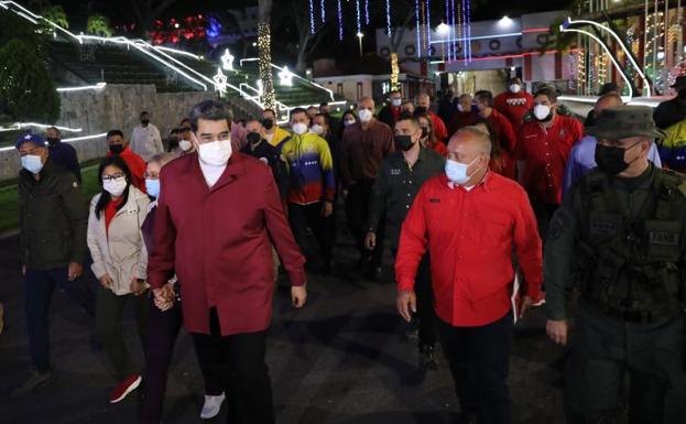 El presidente venezolano, Nicolás Maduro, este lunes en Caracas, acompañado de la cúpula del chavismo tras su triunfo en las urnas./EFE