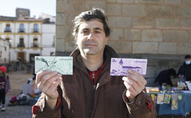 Javier Rolo, tesorero del colectivo vecinal, muestra los billetes del 'arrabalino' válidos para los mercados. /armando méndez
