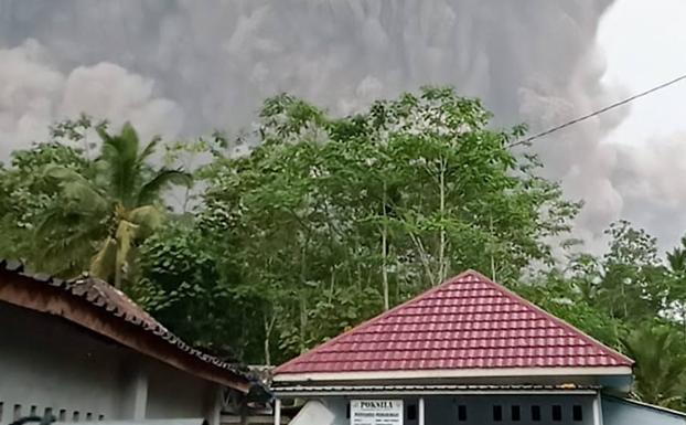 Explosión del volcán Semeru, en Indonsia.