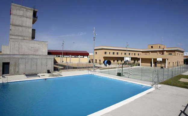 Imagen de la piscina del cuerpo de bomberos de Badajoz durante la construcción.