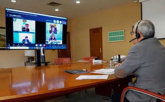 Luis Expósito, jefe de Local y Región de HOY, moderó la mesa redonda virtual. /c. Moreno
