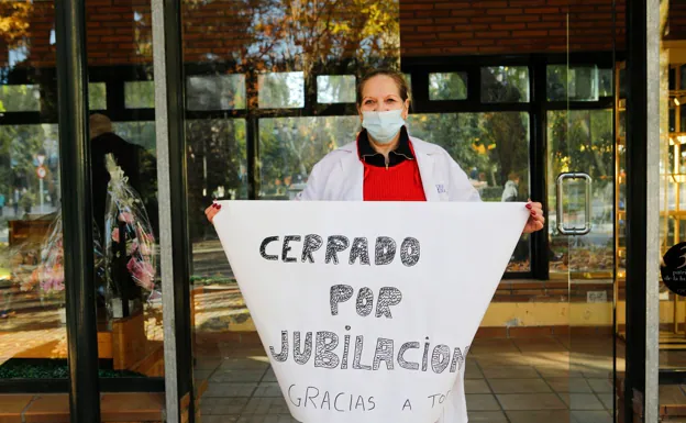 Avelina Sánchez, con el cartel que anuncia el cierre de su quiosco. /ARMANDO MÉNDEZ