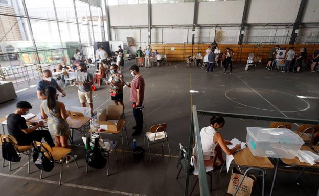 Un colegio de Santiago de Chile que este domingo ha albergado la segunda ronda de los comicios presidenciales./efe