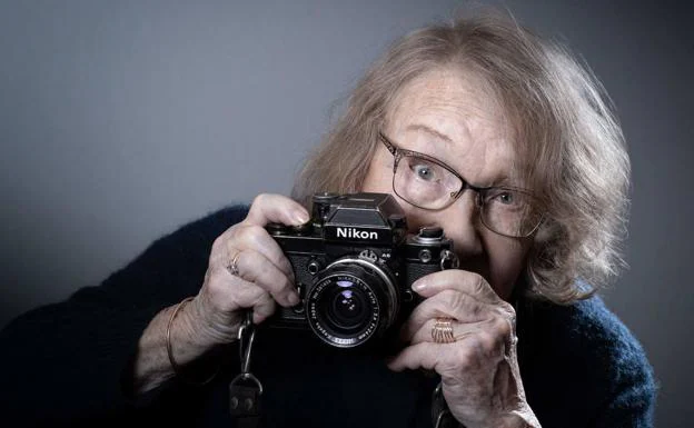 La fotógrafa franco-suiza Sabine Weiss, fallecida en París a los 97 años. /AFP