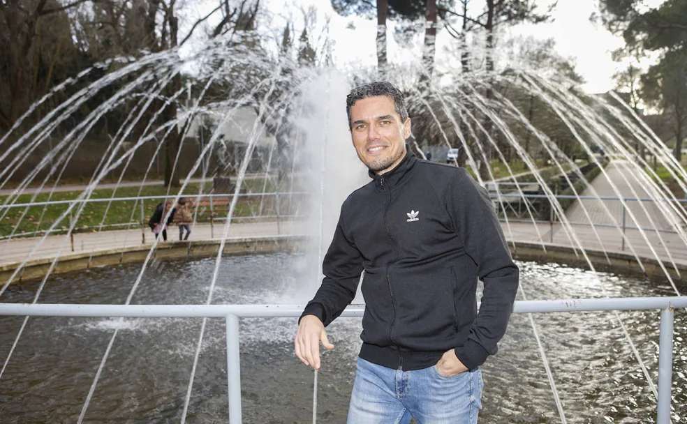 Manuel Vela delante de una de las fuentes del paseo central del parque del Príncipe antiguo. /ARMANDO MÉNDEZ