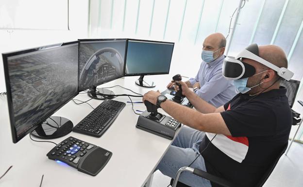 Nacho Cano conduciendo el simulador utilizado en Talavera.