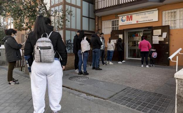 Un grupo de personas esperan en una fila en un centro de salud madrileño./EP