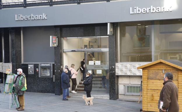 Colas en la entrada a la sucursal de Liberbank en la calle San Pedro de la capital. /A. MÉNDEZ