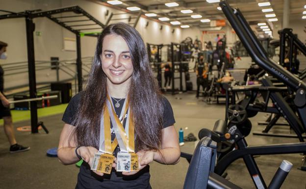 Esther muestra las cuatro medallas, dos de oro y dos de plata, que consiguió en el último Campeonato de España.