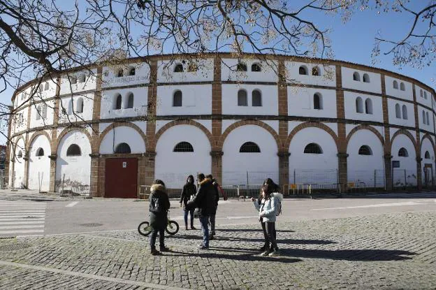 La plaza de toros de Cáceres, perimetrada con una valla para prevenir accidentes por la posible caída de cascotes de la cubierta. / HOY