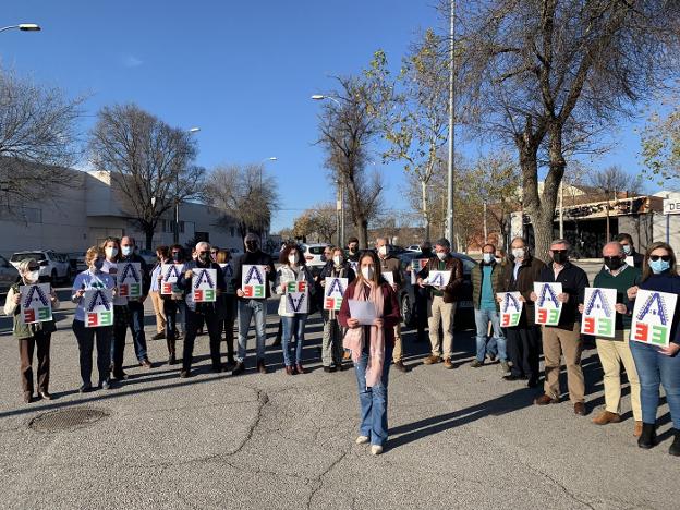 Antes del inicio de la marcha en Zafra, los organizadores leyeron un cartel. 