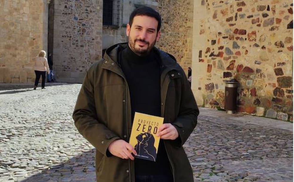 Daniel Sánchez con su primera novela en la Ciudad Monumental. /HOY