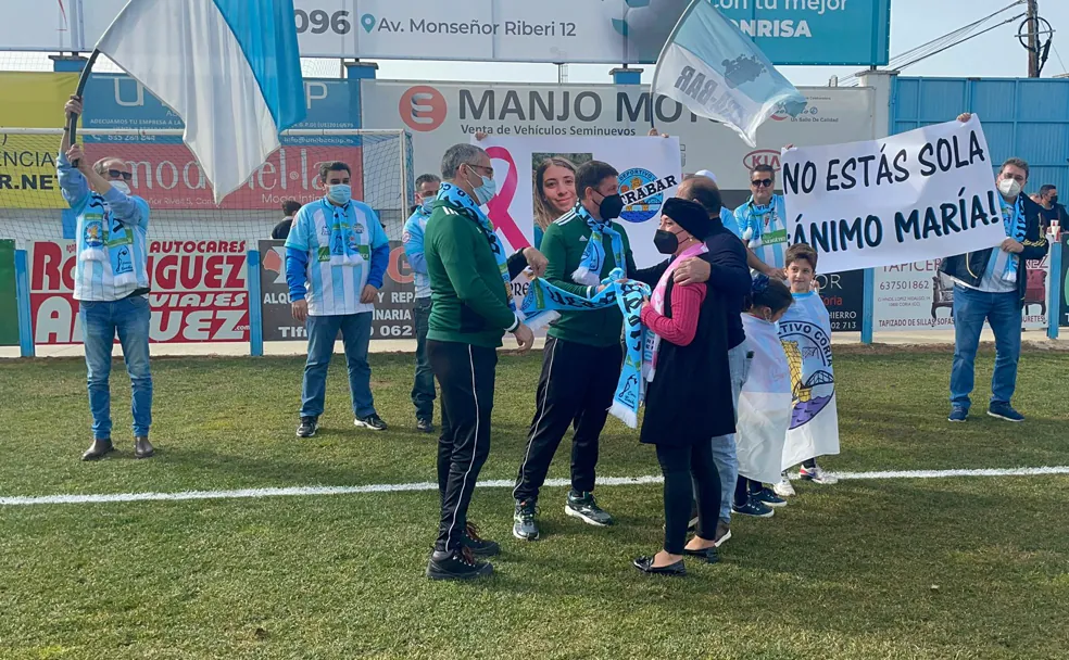 Homenaje de apoyo a María en el descanso del partido del domingo ante el San Roque de Lepe en La Isla. /CD Coria