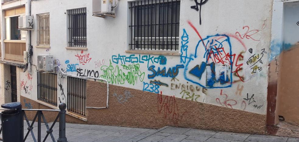 Cáceres elimina los grafitis de una veintena de calles del casco histórico