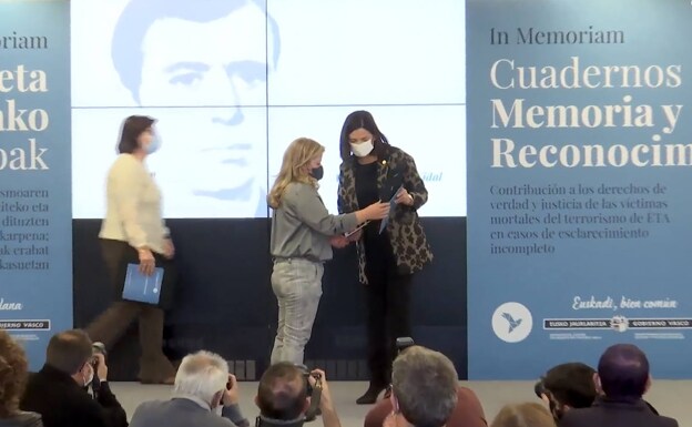 Pilar Durán, hija de Anselmo Durán Vidal, recoge el Cuaderno de memoria y reconocimiento de manos de la consejera vasca de Igualdad, el pasado 17 de diciembre en Bilbao. De fondo, una foto de su padre.