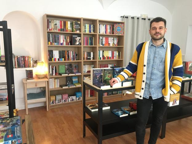 José Luis Pecero en la librería Midgard, que acaba de abrir solamente con libros. / G. C.