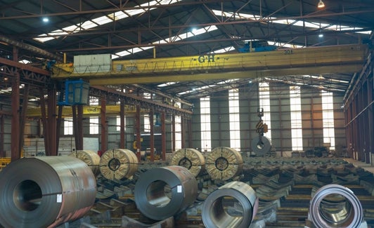 Bobinas preparadas en la factoría de Galvacolor en Jerez, que entrarán en funcionamiento en una semana.  /HOY DIA