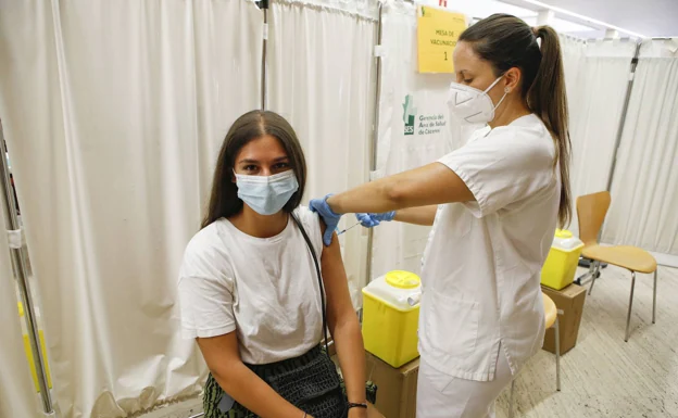 Una veinteañera vacunándose en Cáceres. /HOY