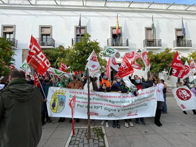 Concentración de trabajadores a las puertas del Ayuntamiento de Zafra. / ANA MAGRO