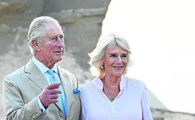 El príncipe de Gales y su actual esposa de visita en Egipto en 2021.