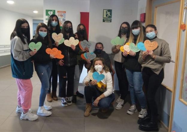 Estudiantes participantes con sus corazones en la residencia El Conquistador. / HOY
