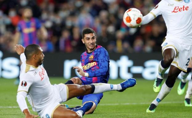Ferran Torres, autor del único gol del Barça ante el Nápoles, dispara a portería./EFE