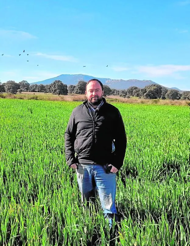 El agricultor y ganadero Juan Diego Arroyo en su terreno. / HOY