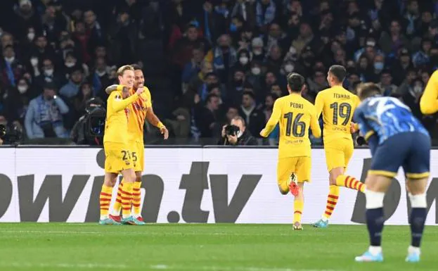 Los jugadores del Barça celebran el gol de Frenkie de Jong./CiRO FUSCO / EFE