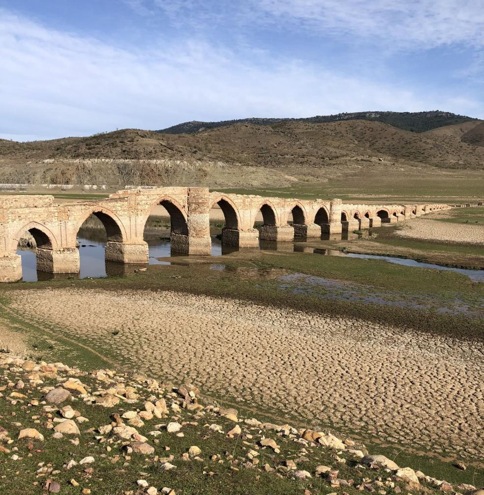 Estilo gótico-mudéjar. Puente de La Mesta, situado en Villarta de los Montes. / MARÍA FORTUNA