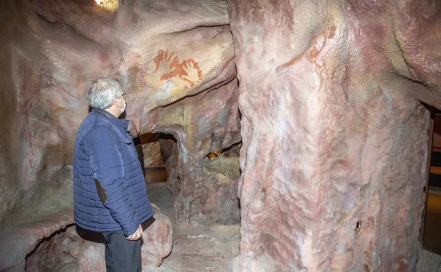 Réplica de la cueva de Maltravieso en el centro de interpretación que se encuentra junto a la cavidad. /jorge rey