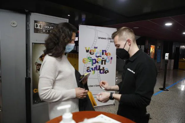 Público accediendo ayer a la primera proyección del festival. / A. MÉNDEZ