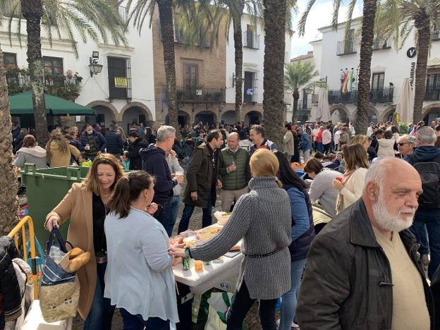 Grupos celebrando esta popular fiesta en la plaza Grande. / ANA MAGRO