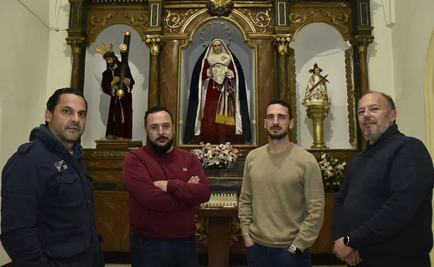 Antonio Jesús Pérez, Juan Alberto Moreno, Jonatan Mariscal y Joaquín Rodríguez ante las imágenes de Santo Domingo. 