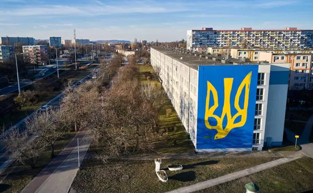 Un mural en Gdansk con un escudo de Ucrania convertido en paloma de la paz.