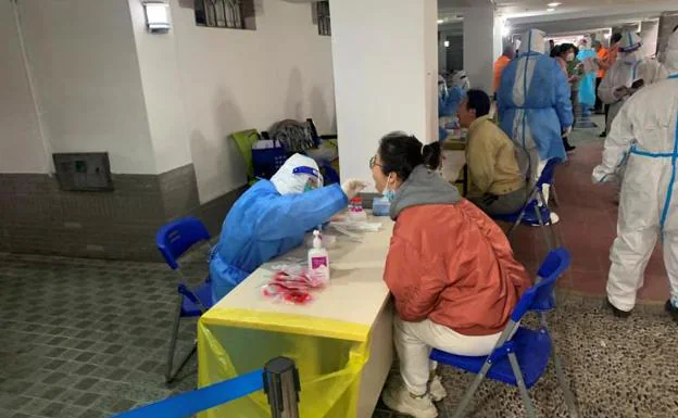 Pruebas de coronavirus en Shanghai./Reuters