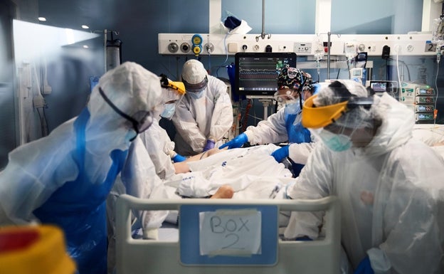 Un equipo sanitario atiende a un paciente covid en un hospital de Barcelona. /EFE