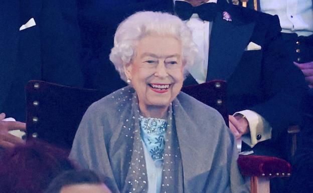La reina Isabel II de Inglaterra, este domingo en el certamen equino convocado con motivo del 70 aniversario de su coronación./Reuters