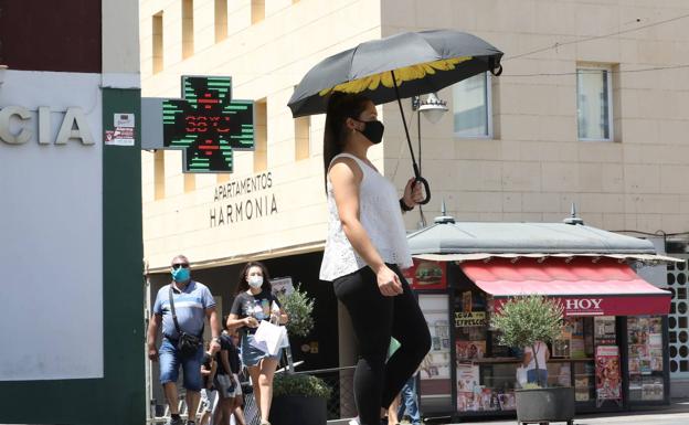 Imagen de archivo de personas caminando por Mérida bajo un calor sofocante./HOY