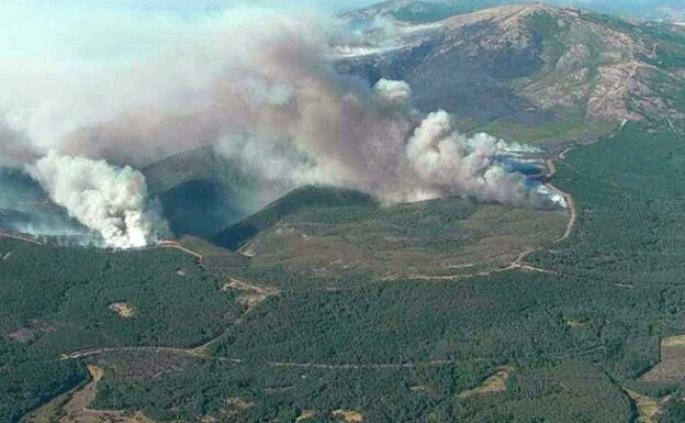 Imagen aérea del incendio en Acebo, en la Sierra de Gata, en 2015, uno de los más importantes que ha sufrido la región en los últimos tiempos. /HOY