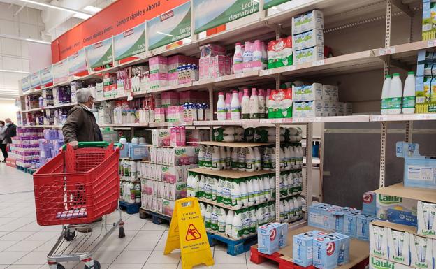 Una ley obligará a los supermercados a vender algunos alimentos a mitad de precio