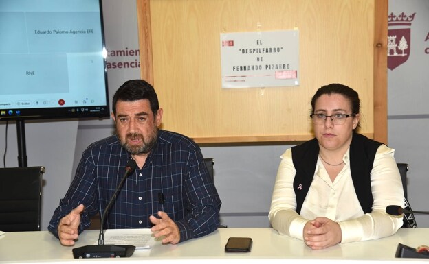 Los concejales socialistas Alfredo Moreno y Cristina Corral, esta mañana en rueda de prensa. 