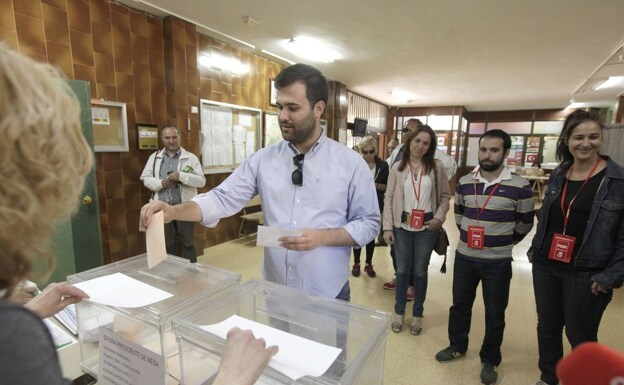 Luis Salaya votando en las elecciones municipales de mayo de 2019. /HOY