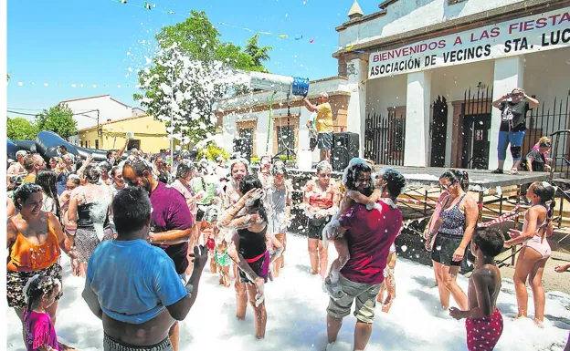Fiesta de la espuma en el barrio de Santa Lucía, que celebra este fin de semana actividades especiales. /jorge rey